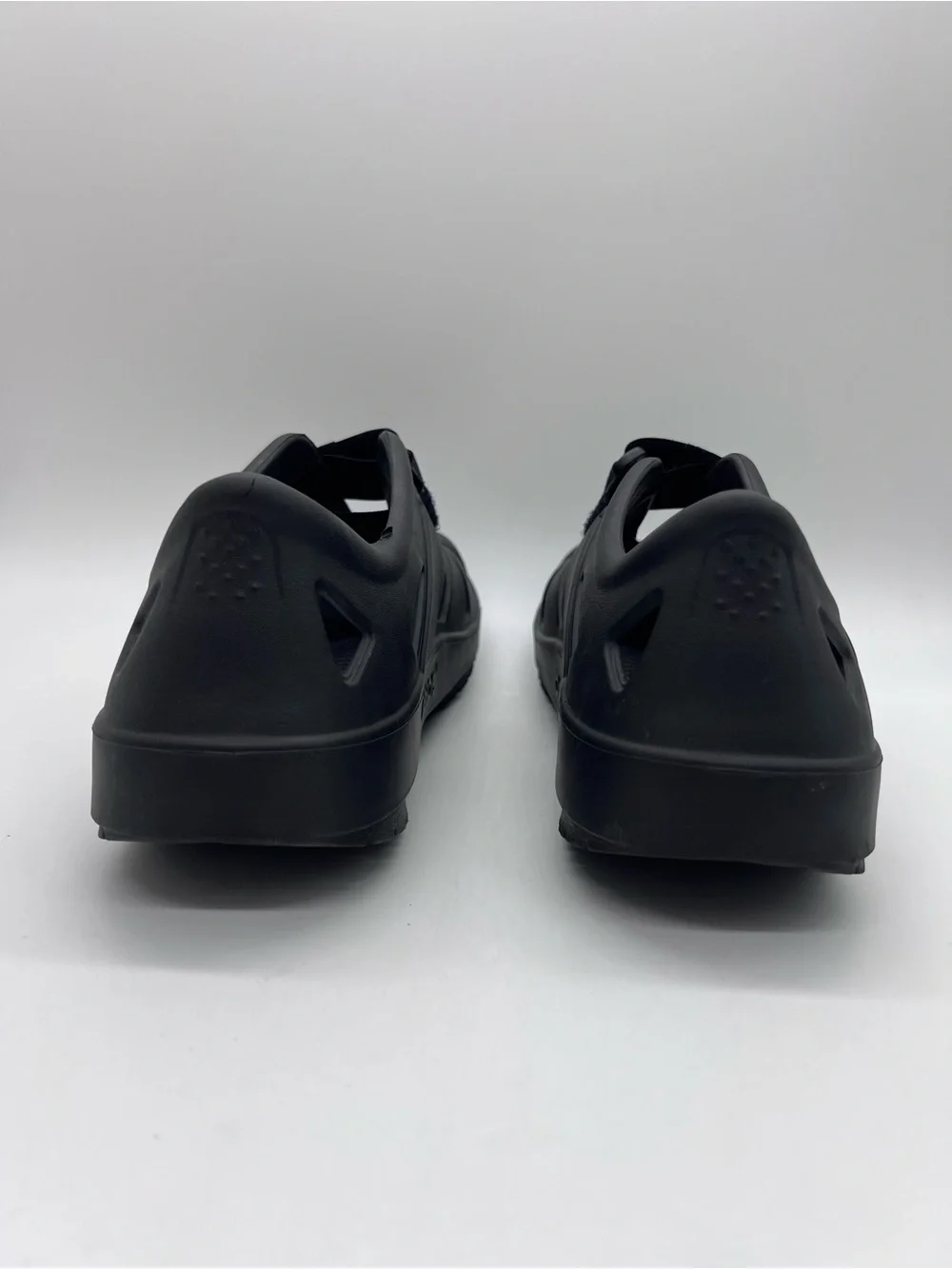 OOFOS Men's Oocandoo Black Recovery Sandals with Adjustable Strap Size 9